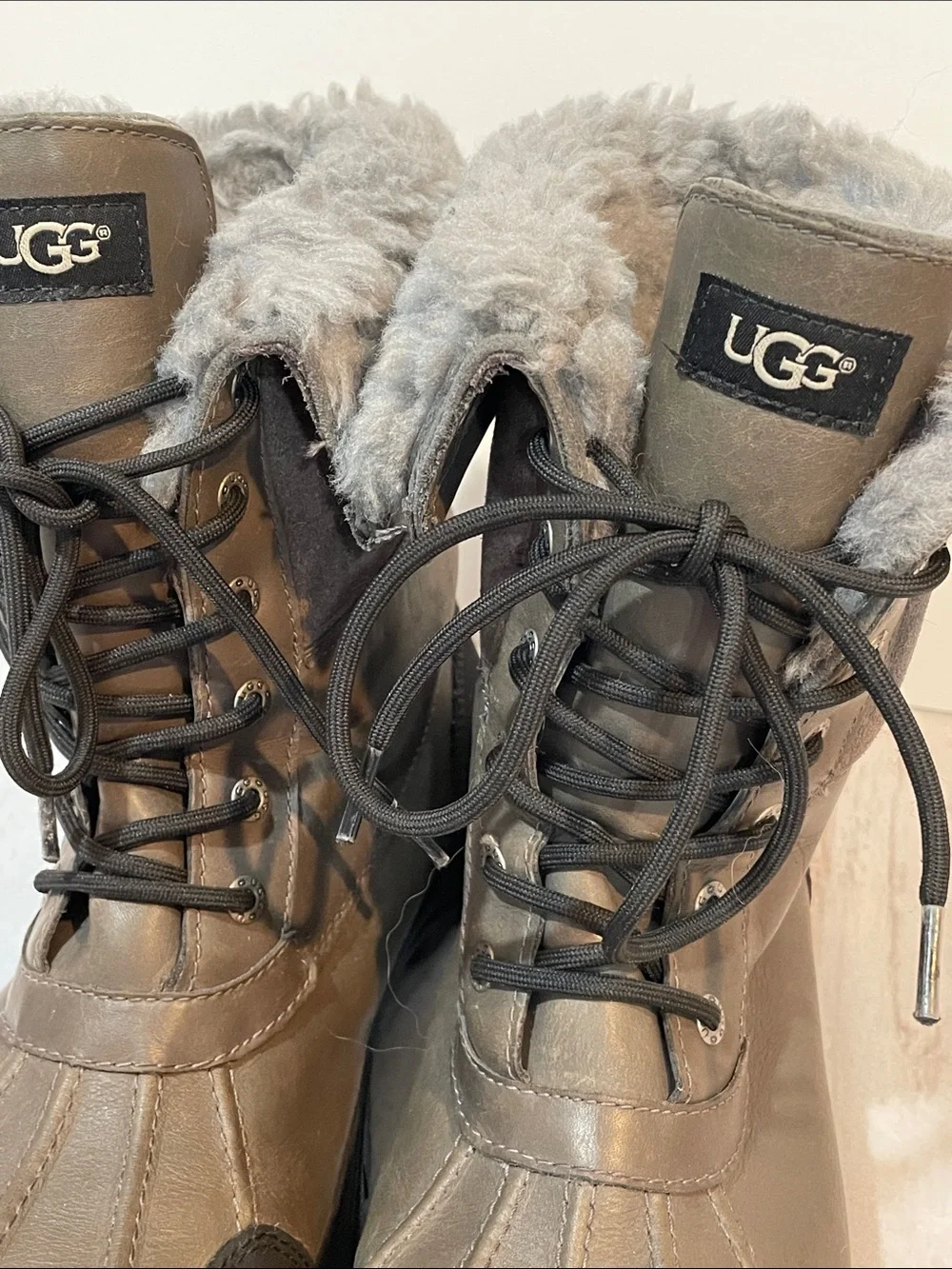 UGG Butte Boots Mens 11.5 Olive Gray Lace-Up Fold Over Shearling Vibram Sole